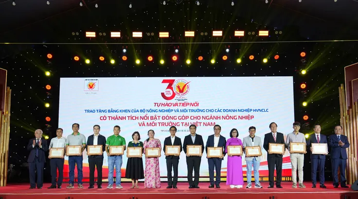 Các doanh nghiệp nhận bằng khen tại chương trình 
