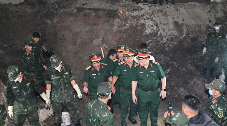 Đại tướng Nguyễn Trọng Nghĩa kiểm tra công tác tìm kiếm hài cốt liệt sĩ. Ảnh: VIỆT DŨNG