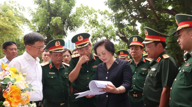 Phó Thủ tướng Phạm Thị Thanh Trà kiểm tra chương trình buổi lễ triển khai tìm kiếm, quy tập hài cốt liệt sĩ tại Công viên Lê Thị Riêng, ngày 5-7. Ảnh: XUÂN KHU