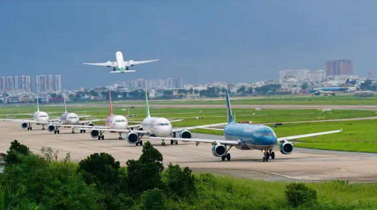 Người điều khiển flycam có thể gây mất an toàn tại sân bay Tân Sơn Nhất nếu không tuân thủ quy định về vùng cấm bay. Ảnh: HOÀNG HÙNG