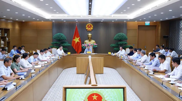 Thủ tướng Lê Minh Hưng chủ trì và phát biểu tại cuộc họp chiều 22-9. Ảnh: VIẾT CHUNG