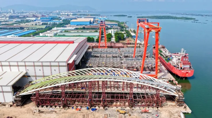 Khối vòm thép cầu đi bộ đã thử tải thành công và sẵn sàng lai dắt về sông Sài Gòn.