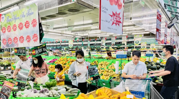 Khách mua rau củ quả các loại tại MM Mega Market Hiệp Phú, TPHCM. Ảnh: GIA HÂN