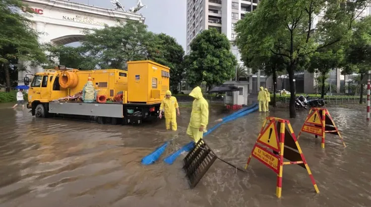 Lực lượng chức năng của Hà Nội ứng trực tại một điểm ngập lụt.
