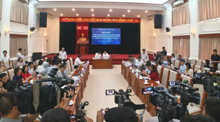 Quang cảnh buổi họp báo công bố phương án xử lý đối với thí sinh tại điểm thi Trường THPT chuyên Tuyên Quang. Ảnh: ĐỖ TRUNG