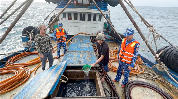 Tàu cá vận chuyển trái phép khoảng 100.000 lít dầu D.O