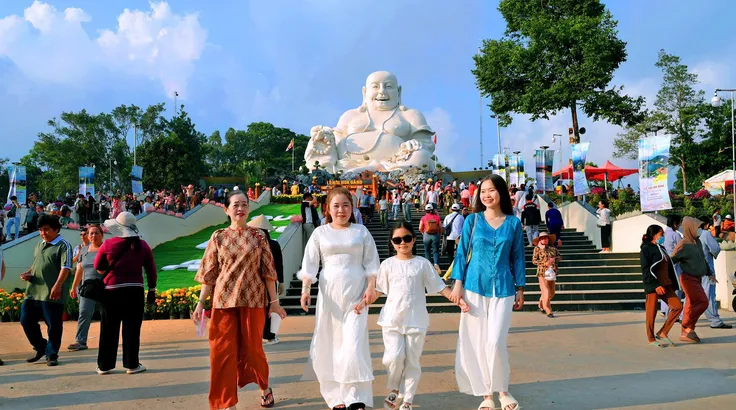 Du khách nườm nượp 'check-in' núi Cấm