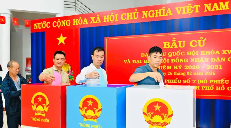 Hình ảnh cử tri TPHCM hân hoan trong ngày hội bầu cử sớm