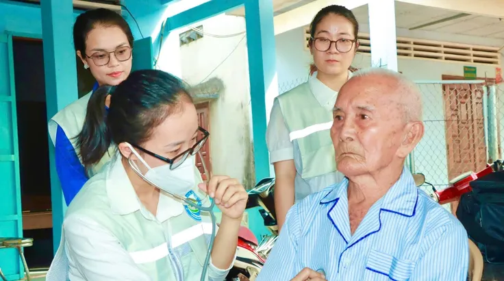 Đội chăm sóc sức khỏe liên tục gắn với địa bàn dân cư trên địa bàn xã Đất Đỏ thăm khám cho người dân