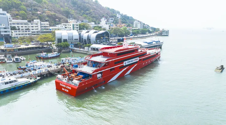 Tàu cao tốc Thăng Long tại bến Vũng Tàu