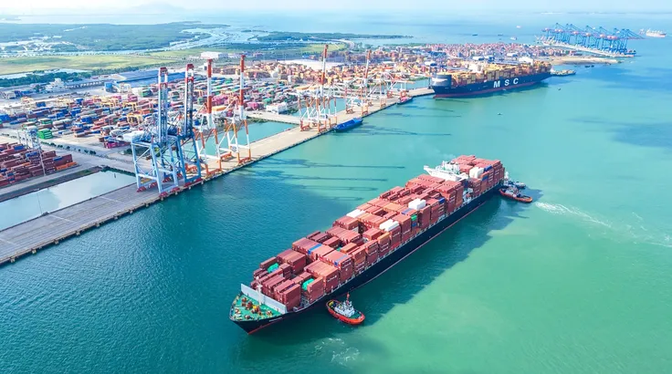 Tàu Zim Shenzhen vào bến chung giữa CMIT-TCTT