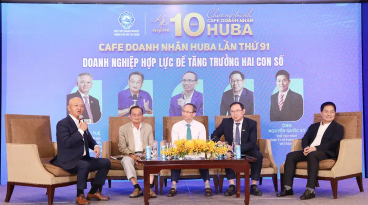 Đại biểu thảo luận giải pháp hợp lực để doanh nghiệp đồng hành cùng mục tiêu tăng trưởng 2 con số. Ảnh: MINH XUÂN