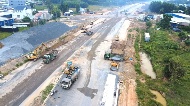 Thi công xuyên lễ đường kết nối sân bay Long Thành
