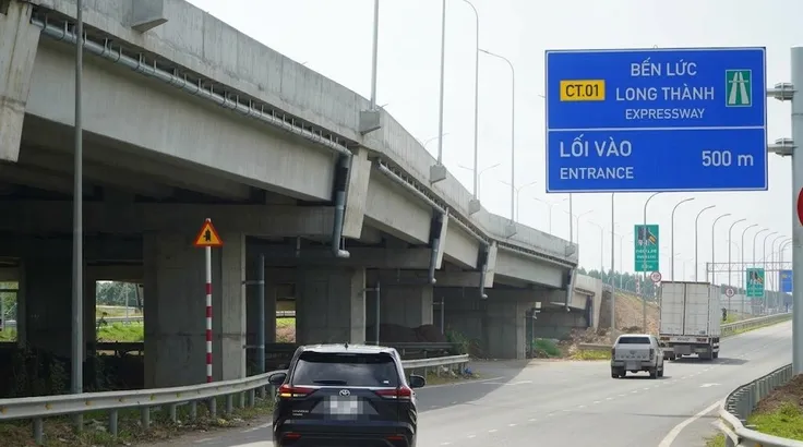 Các phương tiện từ quốc lộ 51, TP Đồng Nai rẽ vào đường cao tốc Bến Lức - Long Thành hướng về miền Tây. Ảnh: PHÚ NGÂN