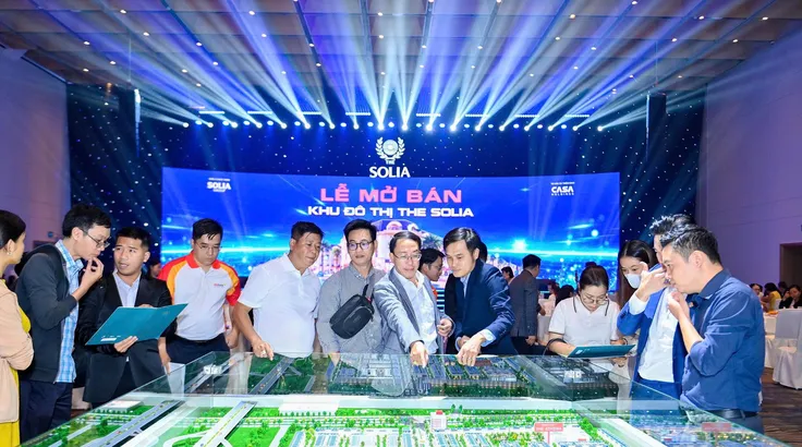 Khách hàng tìm hiểu một dự án được mở bán tại Long An (cũ) trong năm 2025