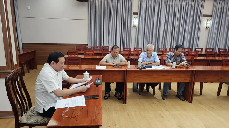 Giám đốc Nguyễn Toàn Thắng Sở NN-MT TPHCM cùng đại diện Ban Quản trị chung cư Vũng Tàu Goldsea tại buổi làm việc. Ảnh: Đỗ Trà Giang