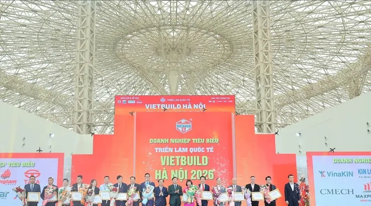 Phó Thủ tướng Trần Hồng Hà (thứ 8 từ phải sang) và Thứ trưởng Bộ Xây dựng Nguyễn Văn Sinh (thứ 9 từ phải sang) trao giấy chứng nhận sản phẩm xuất sắc cho doanh nghiệp tham gia triển lãm.