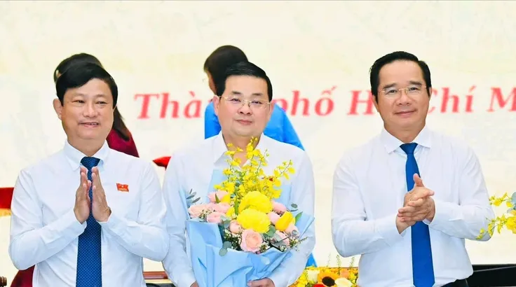 Chủ tịch HĐND Võ Văn Minh (trái) và Chủ tịch UBND Nguyễn Văn Được chúc mừng Giám đốc Sở NN-MT Nguyễn Toàn Thắng được bầu Ủy viên UBND TPHCM Ảnh: Việt Dũng