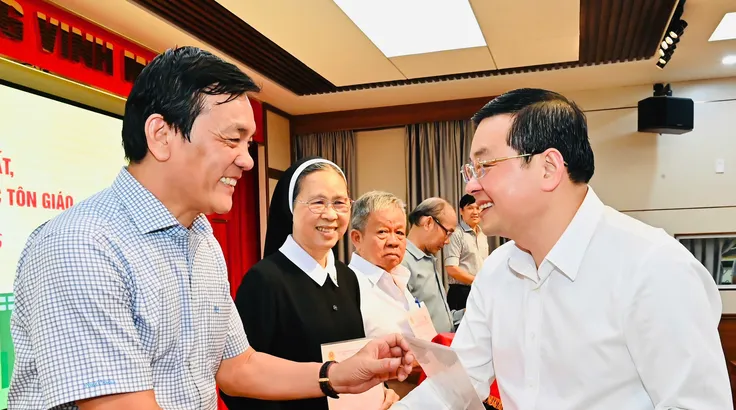 Giám đốc Sở NN-MT TPHCM Nguyễn Toàn Thắng trao giấy chứng nhận cho tổ chức trên địa bàn. 