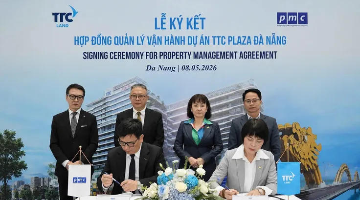 Đại diện lãnh đạo 2 bên thực hiện nghi thức ký kết hợp tác quản lý vận hành dự án TTC Plaza Đà Nẵng 