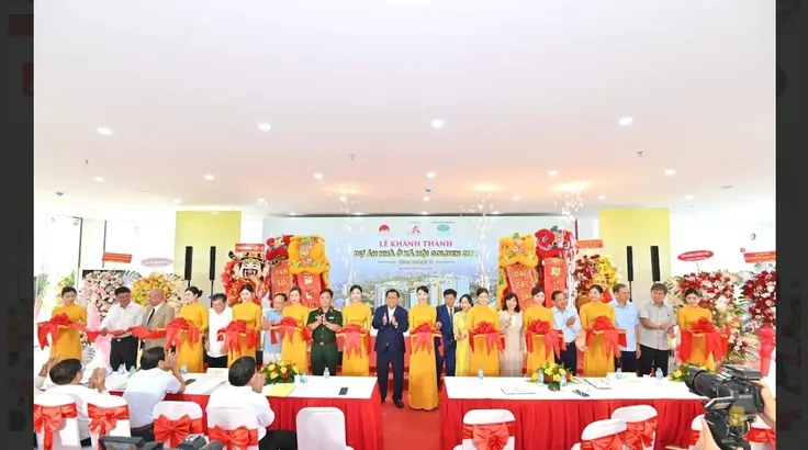 Nghi lễ cắt băng khánh thành