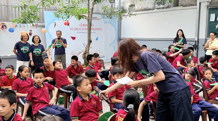 Nhân viên Manulife dạy kỹ năng cho học sinh trường tình thương Đa Minh (Thủ Đức)