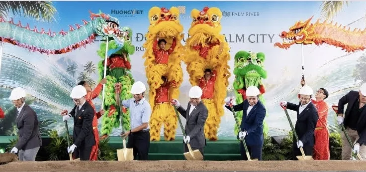 Các đại biểu thực hiện nghi thức khởi công phân khu Palm River