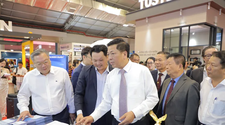 Bộ trưởng Bộ Xây dựng Trần Hồng Mình tham quan gian hàng triển lãm