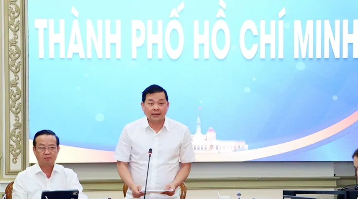 Phó Chủ tịch UBND TPHCM Bùi Minh Thạnh (trái) và Giám đốc Sở NN-MT Nguyễn Toàn Thắng tại điểm cầu TPHCM