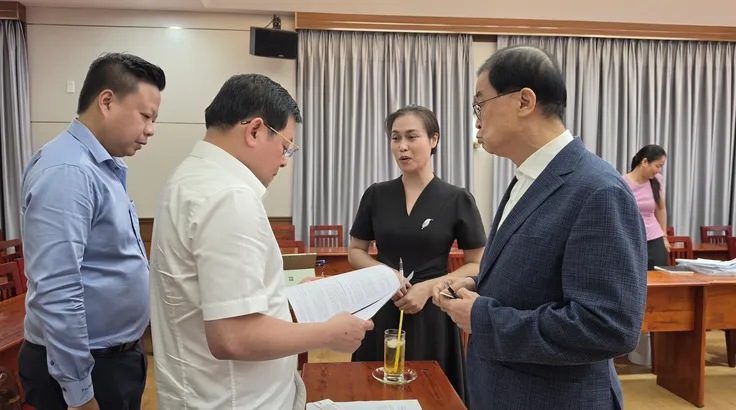 Giám đốc Nguyyễn Toàn Thắng trao đối với nhà đầu tư đến từ Hàn Quốc tại một buổi họp Tổ Công tác 1645