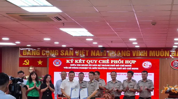 Giám đốc Sở NN-MT Nguyễn Toàn Thắng (trái) và ông Nguyễn Văn Hòa- Trưởng Thi hành án dân sự TPHCM trong nghi thức ký kết