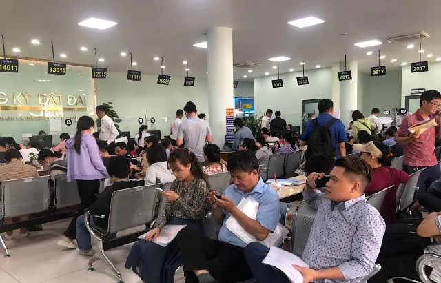 Người dân TPHCM thực hiện thủ tục đăng ký đất đai tại một chi nhánh