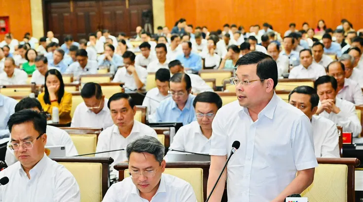 Giám đốc Sở NN-MT TPHCM Nguyễn Toàn Thắng báo cáo tại hội nghị.