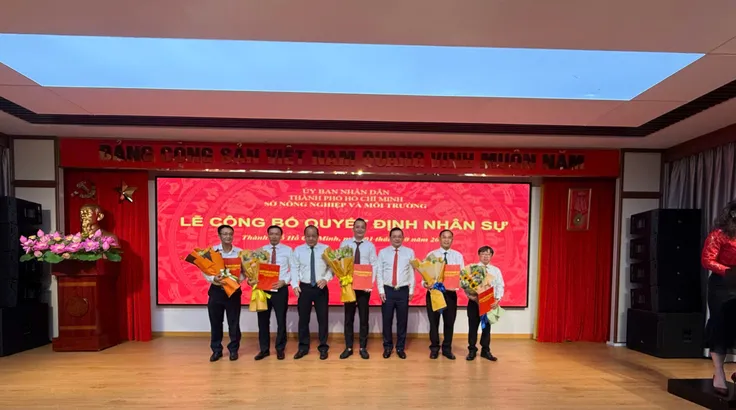 Giám đốc Nguyễn Toàn Thắng cùng phó giám đốc Nguyễn Minh Chánh (thứ ba từ trái sang) trao quyết định cho các cán bộ.