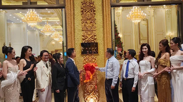Các đại biểu trong nghi thức công bố tiêu chuẩn 5* cho Lachateau Hotel