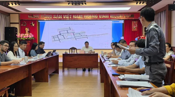 Các thành viên Tổ Công tác 1645 tại cuộc họp chiều 8-10