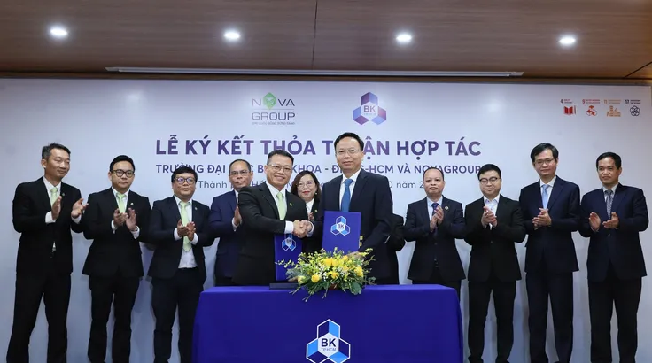 Ông Cao Trần Duy Nam - Phó tổng giám đốc NovaGroup (trái) và GS. TS Mai Thanh Phong - Hiệu trưởng ĐHBK - HCM ký kết thỏa thuận hợp tác chiến lược vào ngày 22/10.