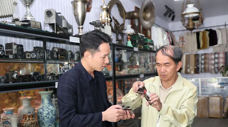 Nhà sưu tập Nguyễn Văn Tuấn giới thiệu hiện vật trong bộ sưu tập