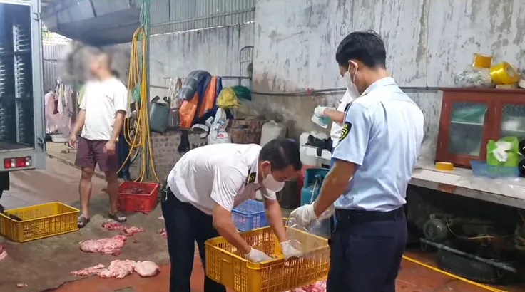 Cơ quan chức năng kiểm tra tại cơ sở pha chế thịt heo nghi nhiễm dịch tả heo châu Phi. Ảnh: DMS