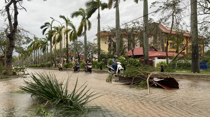 Một cơn bão đổ bộ TP Hải Phòng. Ảnh minh họa: PHÚC HẬU