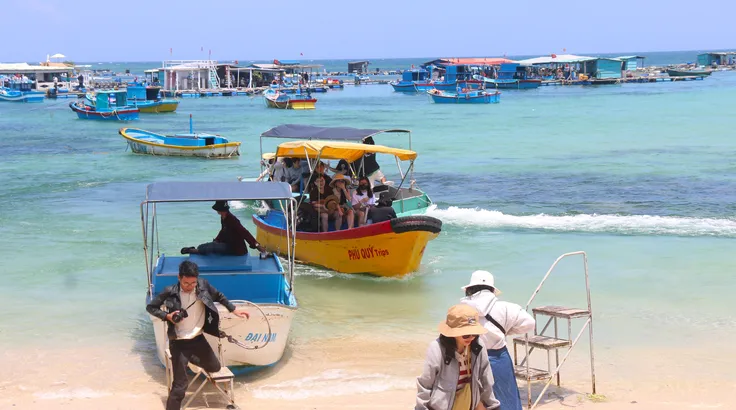 Du khách tham quan, trải nghiệm ở đặc khu Phú Quý (tỉnh Lâm Đồng). Ảnh: TIẾN THẮNG