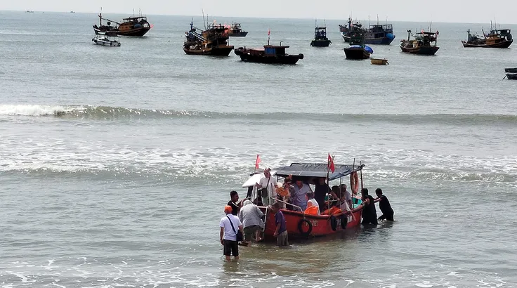 Ca nô chở khách tham quan ra hải đăng Kê Gà. Ảnh: TIẾN THẮNG