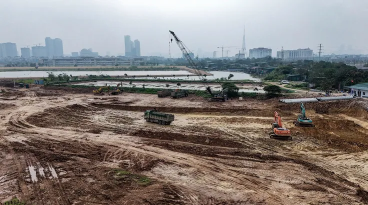 Hà Nội đang triển khai hồ đầu mối Mễ Trì để chống ngập lụt cho mùa mưa bão sắp tới. Ảnh: TIẾN CƯỜNG