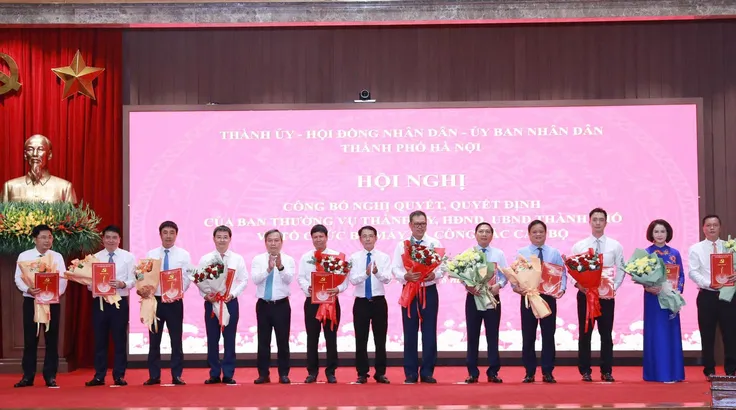Lãnh đạo Thành ủy Hà Nội trao quyết định về công tác cán bộ tại hội nghị. Ảnh: BẢO CHI
