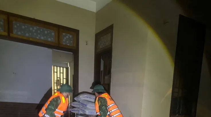 Lực lượng chức năng ở xã Lao Bảo, tỉnh Quảng Trị tổ chức di dời khẩn cấp 397 người dân và nhiều đồ đạc trong đêm