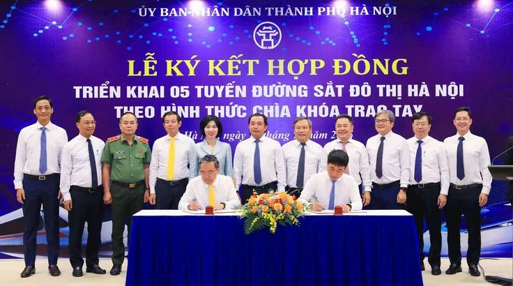 Lễ ký kết hợp đồng chìa khóa trao tay giữa Ban Quản lý Đường sắt đô thị Hà Nội và Liên danh Vinhomes – SGC. Ảnh: VIẾT THÀNH
