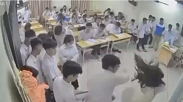 Nam sinh hành hung cô giáo trên bục giảng. Ảnh: CHỤP MÀN HÌNH