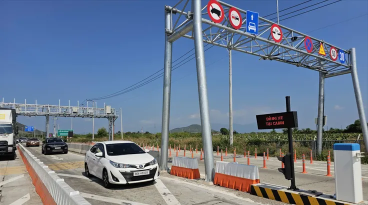 Nhiều bất cập trong những ngày đầu thu phí đường cao tốc Vĩnh Hảo - Phan Thiết và Phan Thiết - Dầu Giây. Ảnh: TIẾN THẮNG