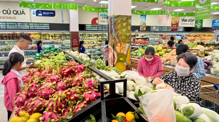 Khách chọn mua trái cây tại Co.opmart Nguyễn Ảnh Thủ (phường Trung Mỹ Tây, TPHCM), chiều 14-3. Ảnh: GIA HÂN