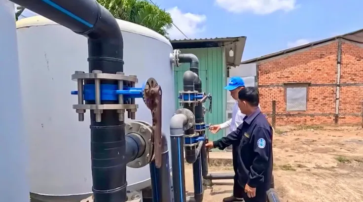 Đơn vị cấp nước tỉnh Đồng Tháp vận hành nhà máy nước. Ảnh: NGỌC PHÚC